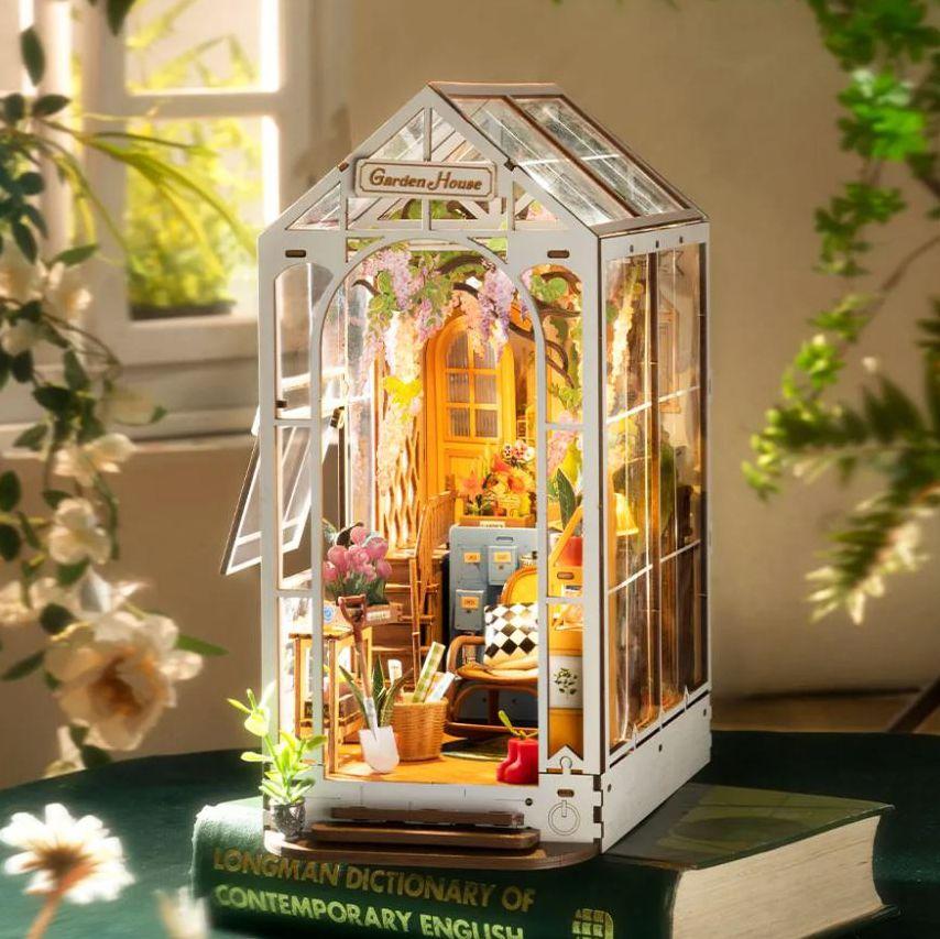 DIY Book Nook of Garden House