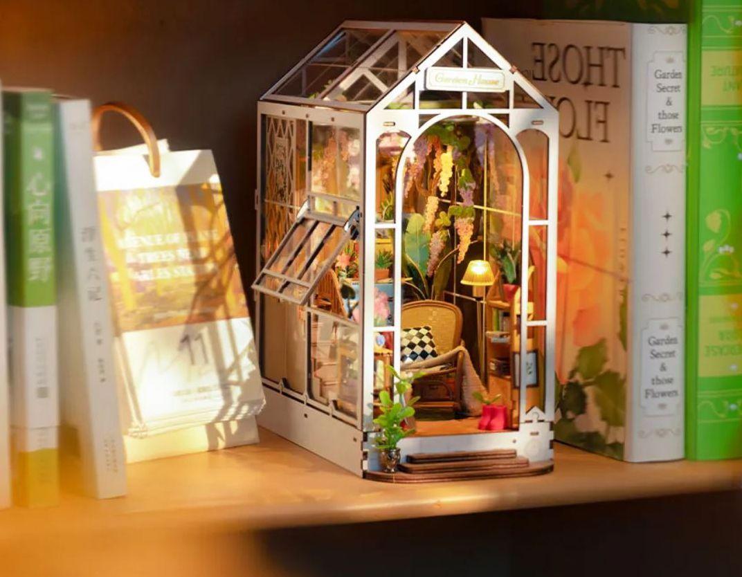 DIY Book Nook of Garden House